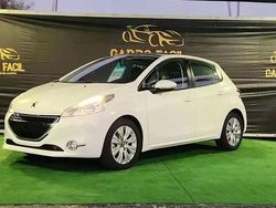 Branco Usado 2014 Peugeot 208 Allure Citadino | € 7.990 (Bom preço)