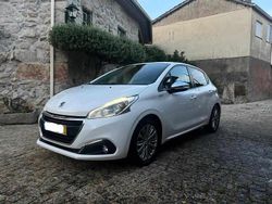 Branco Usado 2018 Peugeot 208 Citadino | € 10.000 (Preço justo)