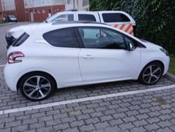 Branco Usado 2013 Peugeot 208 Citadino | € 9.500