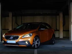 Outra Usado 2014 Volvo V40 CC Carrinha | € 12.000