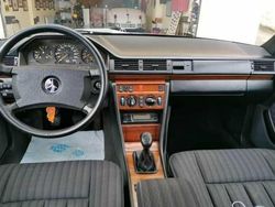 Usado 1990 Mercedes E200 Sedan | € 5.500