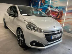 Branco Usado 2015 Peugeot 208 Citadino | € 9.950 (Preço justo)