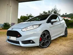 Cinzento Usado 2016 Ford Fiesta ST200 Citadino | € 19.250