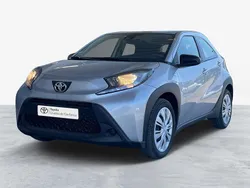 Cinza (pintura metalizada) Usado 2024 Toyota Aygo X-play Citadino | € 17.750 (Preço elevado)