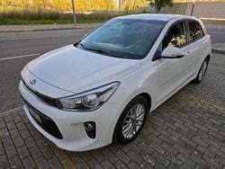 Branco Usado 2017 Kia Rio Sedan | € 12.500 (Preço justo)