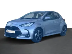 Cinza (pintura metalizada) Usado 2024 Toyota Yaris Sedan | € 26.750 (Preço elevado)