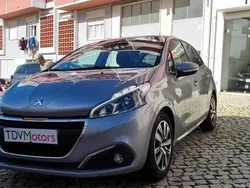 Cinzento Usado 2019 Peugeot 208 Citadino | € 12.900 (Preço justo)