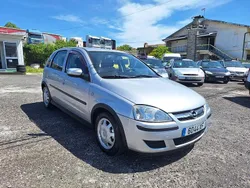 Cinzento Usado 2004 Opel Corsa Enjoy Citadino | € 3.990 (Preço justo)