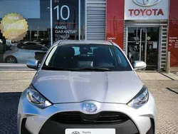 Cinza (pintura metalizada) Usado 2023 Toyota Yaris Comfort Sedan | € 18.250 (Preço justo)