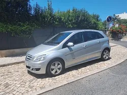Cinzento Usado 2010 Mercedes B180 Monovolume | € 10.350 (Bom preço)
