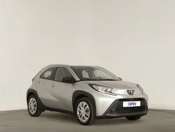 Cinzento Usado 2023 Toyota Aygo Play Citadino | € 15.290 (Preço justo)