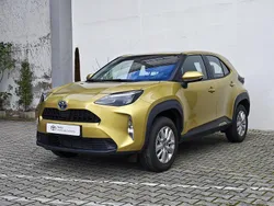 Dourado (pintura metalizada) Usado 2024 Toyota Yaris Comfort | € 26.750 (Preço justo)