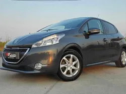 Cinza Usado 2015 Peugeot 208 Active Citadino | € 8.680 (Preço justo)