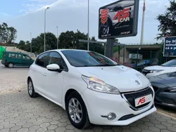 Branco Usado 2015 Peugeot 208 Active Citadino | € 9.990 (Preço justo)