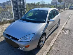 Cinzento Usado 2001 Ford Focus Citadino | € 1.500