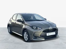 Bronze (pintura metalizada) Usado 2023 Toyota Yaris Comfort Sedan | € 18.250 (Preço justo)