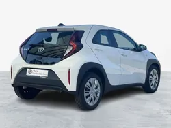 Branco (sólida) Usado 2023 Toyota Aygo Play Citadino | € 16.750 (Preço justo)