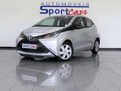 Cinzento Usado 2016 Toyota Aygo X-play Citadino | € 10.750 (Preço justo)