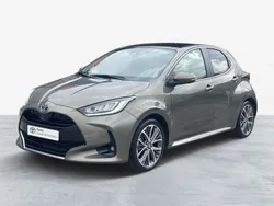 Bronze (pintura metalizada) Usado 2024 Toyota Yaris Luxury Sedan | € 27.750 (Preço justo)