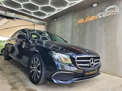 Preto Usado 2019 Mercedes E300 Avantgarde Sedan | € 25.490 (Preço justo)