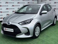 Cinza prata Usado 2023 Toyota Yaris Hybrid Comfort Citadino | € 22.990 (Preço justo)