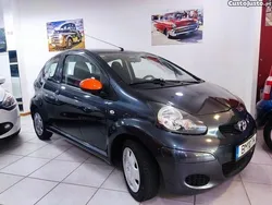 Cinza Usado 2011 Toyota Aygo Citadino | € 4.450 (Preço justo)