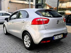 Cinza Usado 2013 Kia Rio EX Citadino | € 7.000 (Preço justo)