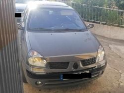 Cinzento Usado 2002 Renault Clio II Citadino | € 2.850 (Preço elevado)