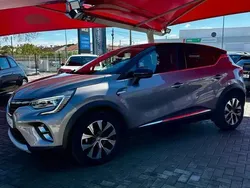 Cinzento platina/tecto preto e Usado 2023 Renault Captur Techno SUV | € 21.900 (Preço justo)