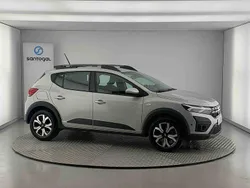 Cinzento Usado 2024 Dacia Sandero Expression Citadino | € 17.290 (Preço justo)