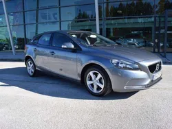 Cinzento Usado 2018 Volvo V40 Kinetic Carrinha | € 17.900 (Preço justo)
