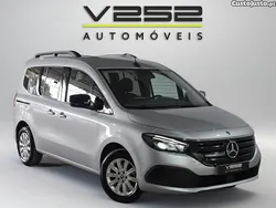 Cinza Usado 2024 Mercedes 200 Monovolume | € 32.950
