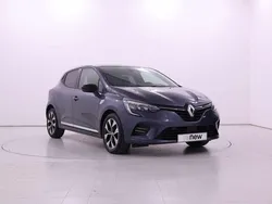 Cinzento islande/titanium Usado 2022 Renault Clio V LIMITED Citadino | € 16.900 (Preço justo)
