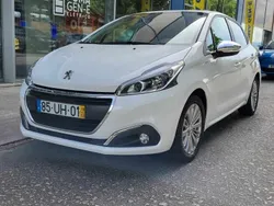 Branco Usado 2018 Peugeot 208 Style Citadino | € 11.900 (Preço justo)