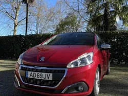 Vermelho Usado 2016 Peugeot 208 Citadino | € 10.200 (Preço justo)