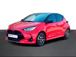 Vermelho (pintura metalizada especial) Usado 2021 Toyota Yaris Edition Sedan | € 24.900 (Preço justo)