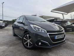 Cinzento Usado 2017 Peugeot 208 Allure Citadino | € 11.990 (Preço justo)