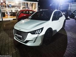 Branco Usado 2021 Peugeot e-208 GT Citadino | € 22.500 (Caro)