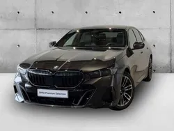 Cinza sophisto metalizada brilhante Usado 2024 BMW 520 Shadowline Sedan | € 58.946 (Bom preço)