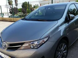 Usado 2014 Toyota Auris Hybrid Sedan | € 14.900