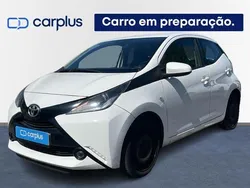 Branco Usado 2017 Toyota Aygo X-play Citadino | € 11.900 (Preço justo)