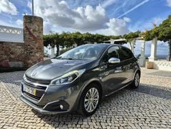 Cinzento Usado 2017 Peugeot 208 Style Citadino | € 11.900 (Preço justo)