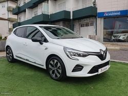 Branco Usado 2022 Renault Clio V LIMITED Citadino | € 19.950 (Preço elevado)