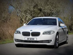 Branco Usado 2010 BMW 530 Comfort Edition Sedan | € 16.750 (Preço justo)