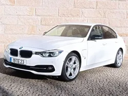 Branco Usado 2017 BMW 330e iPerformance Sedan | € 23.690 (Preço justo)