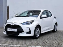 Branco (sólida) Usado 2024 Toyota Yaris Comfort Sedan | € 19.750 (Preço justo)
