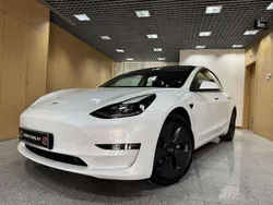 Branco Usado 2022 Tesla Model 3 Sedan | € 32.990 (Preço justo)
