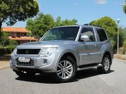 Cinza prata Usado 2014 Mitsubishi Pajero Instyle SUV | € 25.500