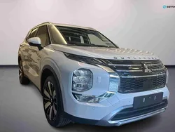 Branco Novo 2025 Mitsubishi Outlander P-HEV Intense SUV | € 54.120 (Bom preço)