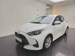 Branco (sólida) Usado 2023 Toyota Yaris Comfort Sedan | € 18.250 (Preço justo)